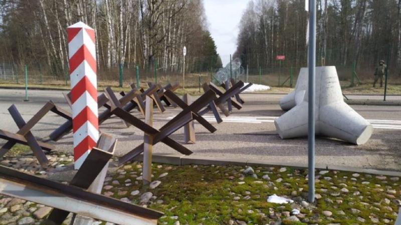 Ar tanku ežiem un betona šķēršļiem nostiprinātā Polijas un agresorvalsts Krievijas robeža