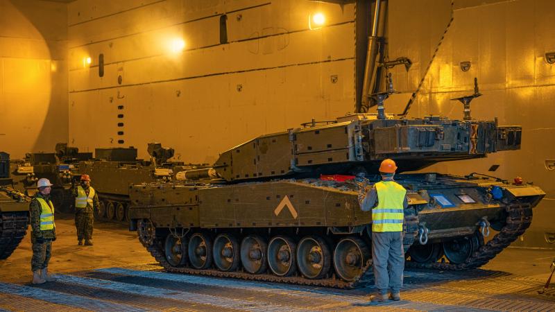 Kanādas bruņoto spēku kaujas tanku "Leopard 2" izkraušana Rīgas ostā