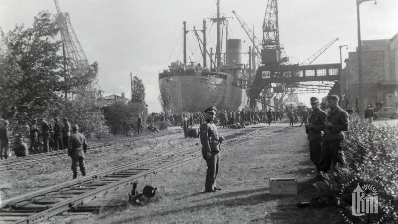 Latviešu leģiona 15. divīzijas karavīri pēc ierašanās Dancigas ostā. 1944. gada augusta beigas.