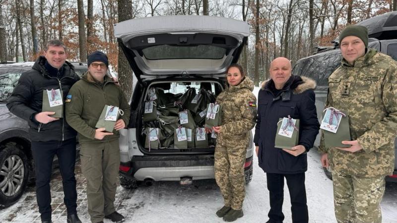 Aizsardzības ministrijas sarūpēto dāvanu piegāde Ukrainas karavīru bērniem