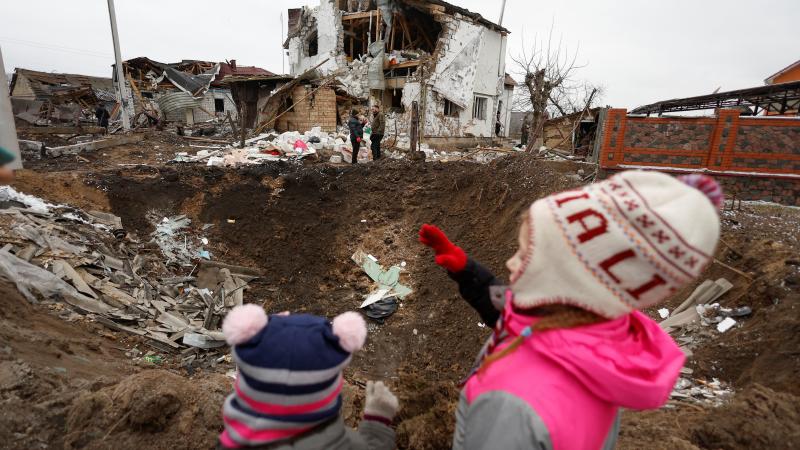 Ukraiņu bērni aplūko krievu okupantu nodarītos postījumus