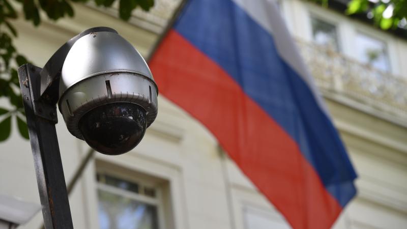 Videonovērošanas kamera pie Krievijas karoga