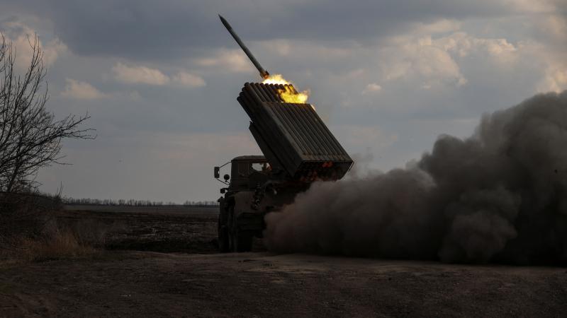 Ukrainas bruņoto spēku artilērijas sistēma BM21 "Grad" veic triecienus pa krievu okupantu pozīcijām Doņeckas virzienā