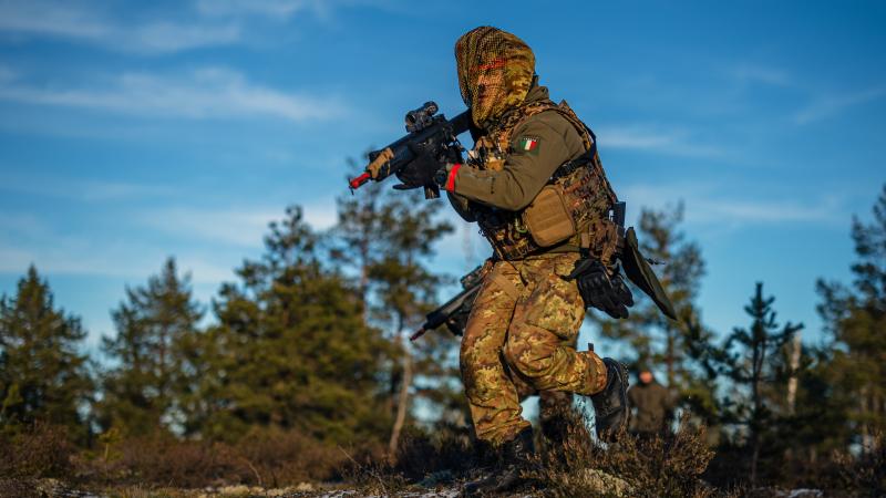 Itālijas karavīrs militārajās mācībās Latvijā