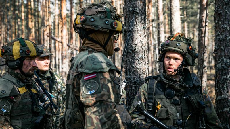 Sauszemes spēku Mehanizētās kājnieku brigādes karavīri mācībās Somijā