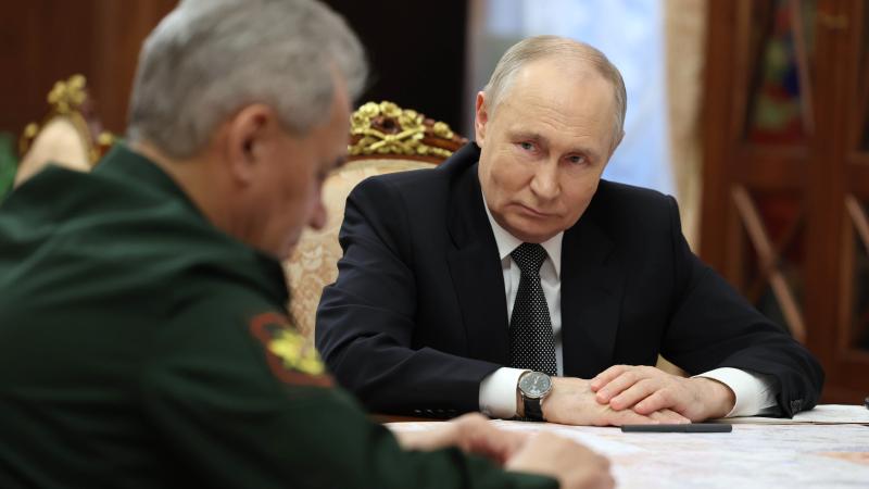Krievu okupantu diktators V. Putins ar savu rokaspuisi S. Šoigu