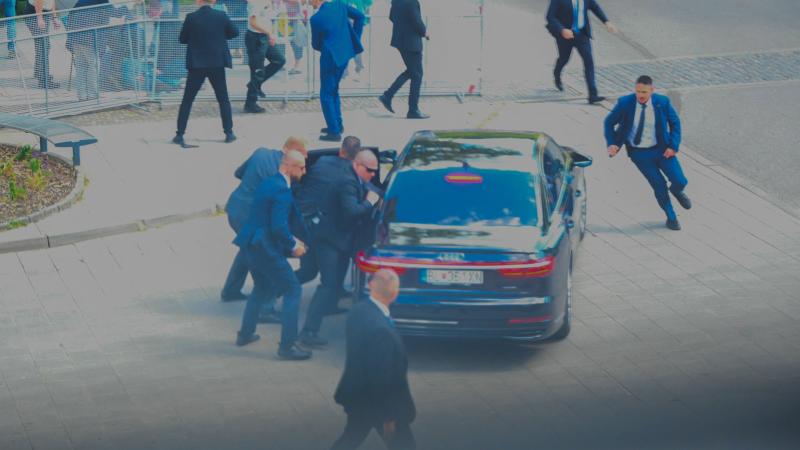 Pēc gūtajiem ievainojumiem Roberts Fico tiek nogādāts apsardzes transportlīdzeklī