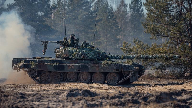 Polijas bruņoto spēku kaujas tanks PT-90 mācībās Ādažu poligonā