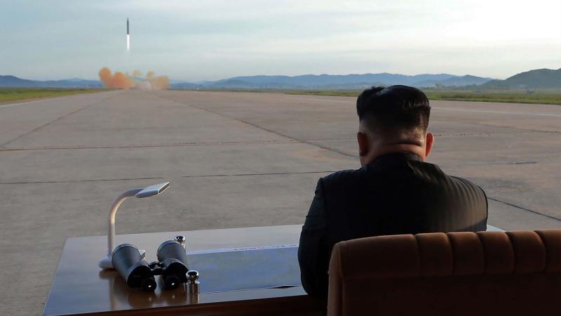 Ziemeļkorejas diktators Kims Čenuns vēro raķešu palaišanas procesu