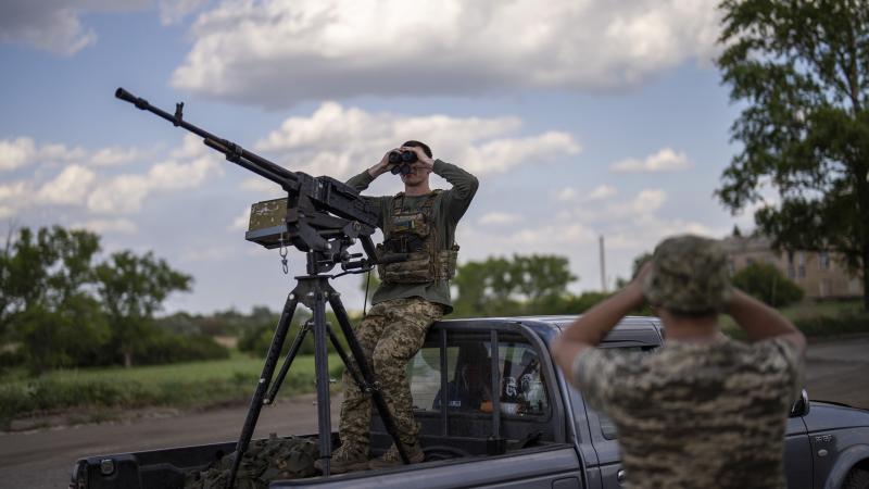 Ukrainas karavīrs Avdijivkas virzienā pie smagā ložmetēja