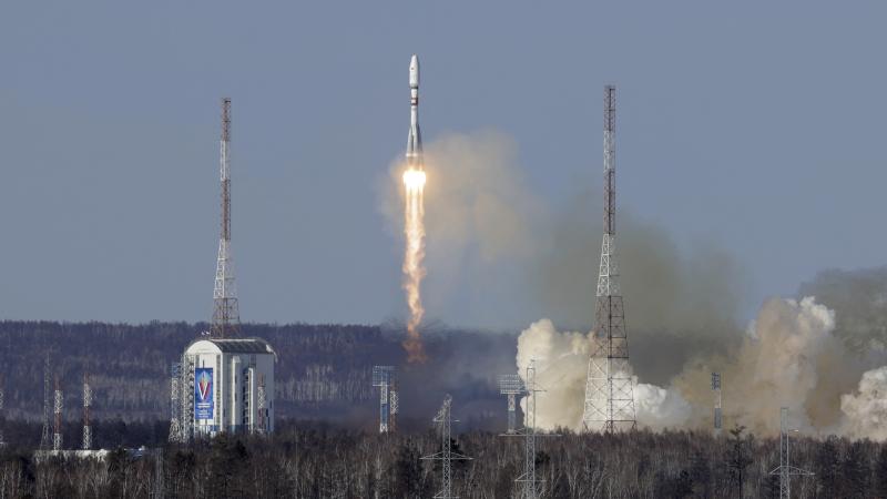 Krievu nesējraķete "Soyuz-2.1b" orbītā nogādā satelītus