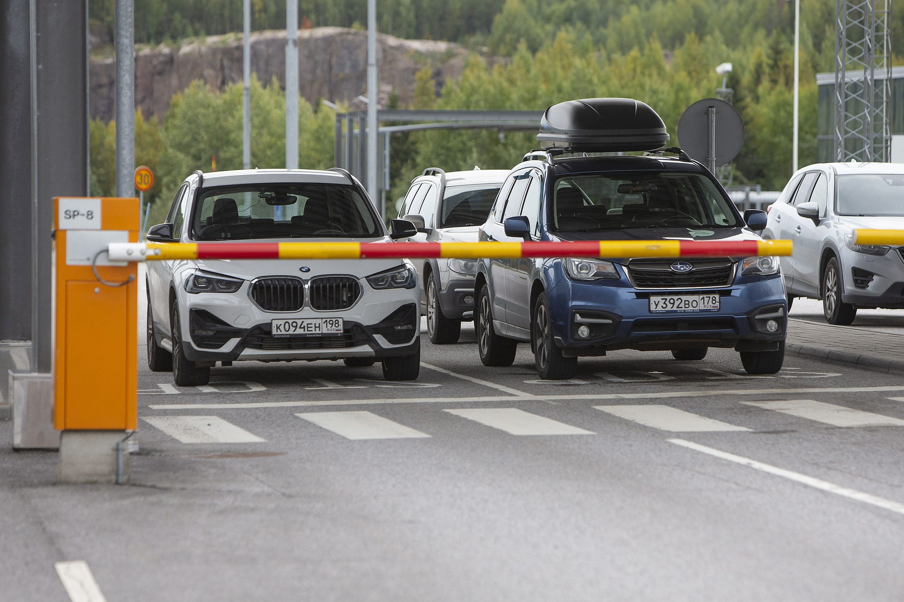 Finland har innført permanent grensekontroll for å hindre russiske biler i å kjøre inn i Norge