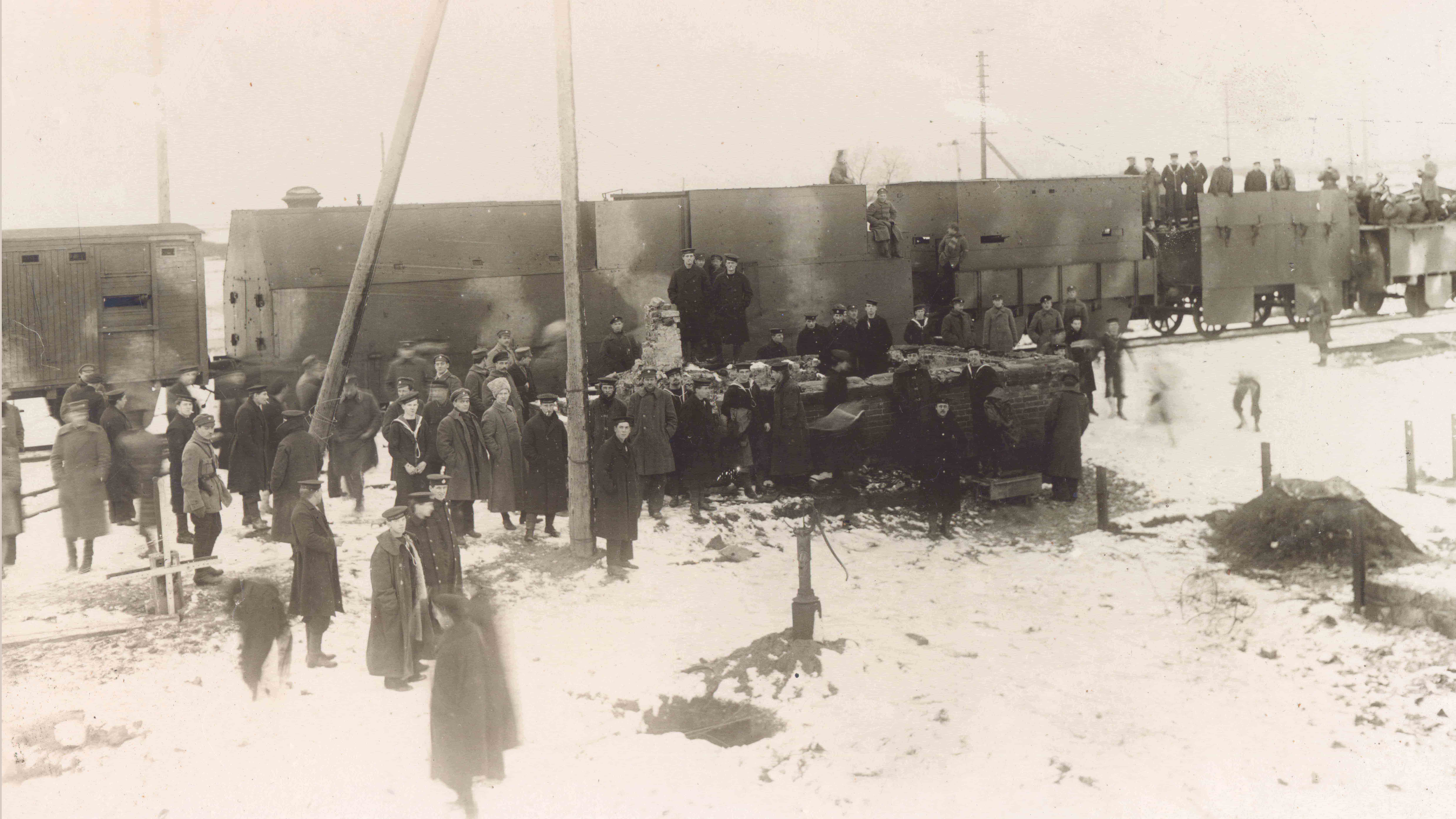 Bruņotais vilciens “Kalpaks” Liepājā 1919. gada novembrī. Pie tā sapulcējušies Latvijas armijas karavīri un Lielbritānijas kara flotes jūrnieki