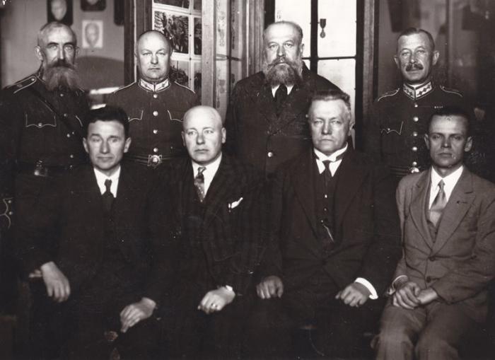 Saeimas Kara lietu komisija. 1928.–1932. gads. 1. rindā 2. no labās ģenerālis Jānis Balodis / Latvijas Kara muzeja arhīvs