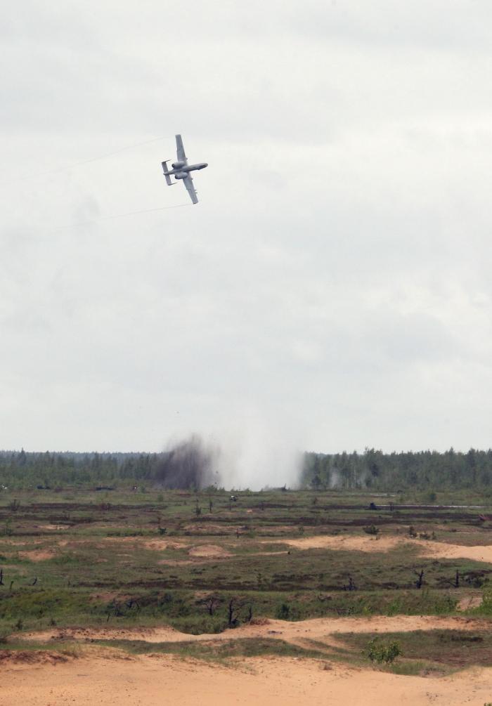 Triecienlidmašīnas A- 10, piedaloties mācībās Latvijā