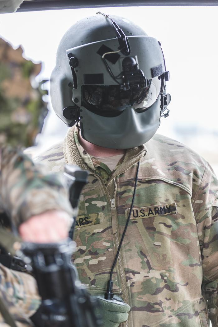  ASV Armijas 1. Kaujas aviācijas brigādes 3.bataljona karavīri ar helikopteriem UH-60 “Black Hawk” sniedz atbalstu mācībās “Testudo Soaring”