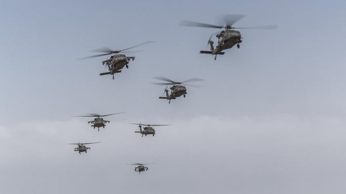 Foto: ASV bruņoto spēku helikopteri UH-60 “Black Hawk” piedalās mācībās "Sudraba bulta 2020"