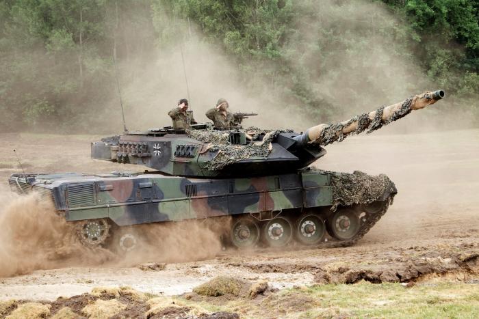 Vācijas Armijas tanks Leopard II mācību laikā