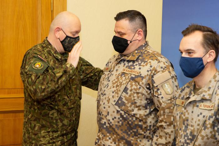 NBS virsseržants augstākais virsseržants Edgars Joksts Bogdanovs piešķir štāba virsseržanta pakāpes Jaunsardzes centra instruktoriem