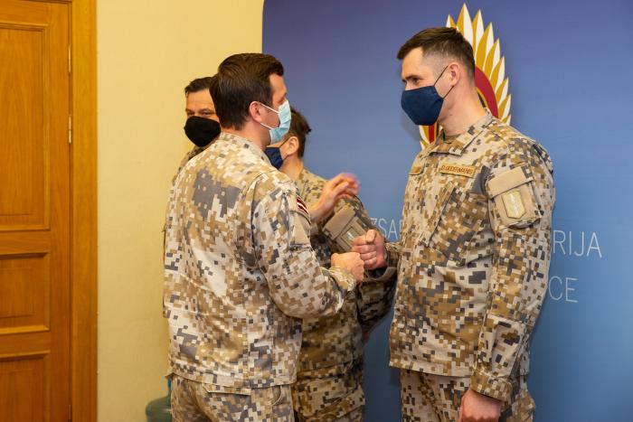 Jaunsardzes centra vadītājs pulkvežleitnants Aivis Mirbahs apsveic jaunos Jaunsardzes štāba virsseržantus