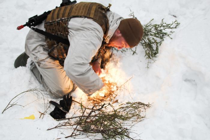 Zemessargs mācās kurināt ugunskuru ziemas apstākļos