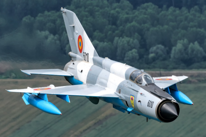 Rumānijas gaisa spēku iznīcinātājs MiG-21/Adrian Dulau Virusu