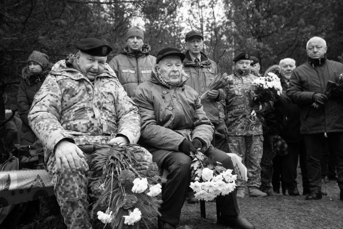 Modris Zihmanis kopā ar Zemessardzes Studentu Bataljona pirmo komandieri kapteini Alekseju Ozoliņu Īles nacionālo partizānu pēdējās kaujas 70. gadadienai veltītā piemiņas pasākumā pie Īles bunkura 2019.gadā