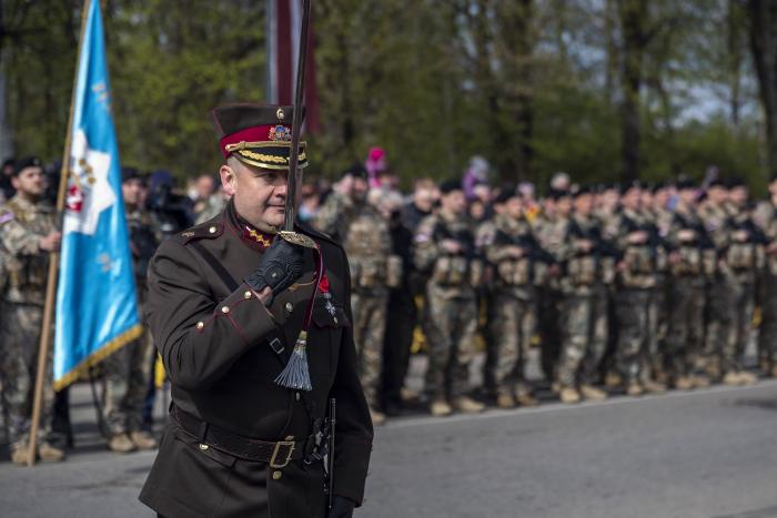 Zemessargi piedalās 4. maija parādē