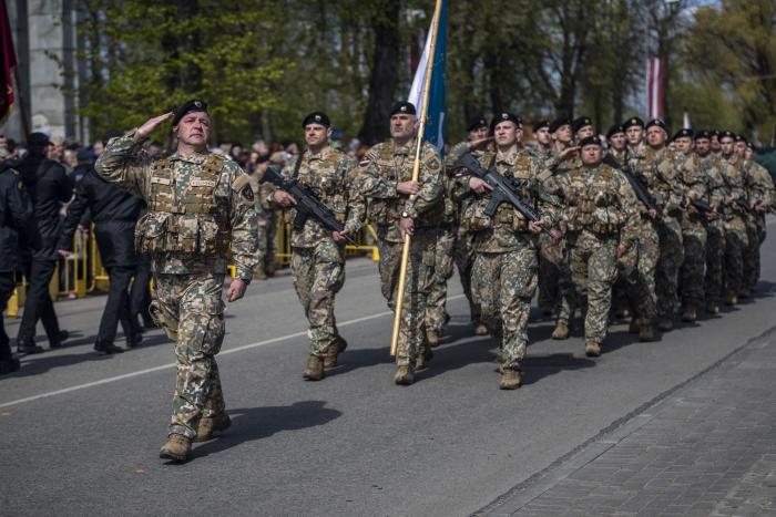 Zemessargi soļo 4.maija parādē/ Ēriks Kukutis/Aizsardzības ministrija