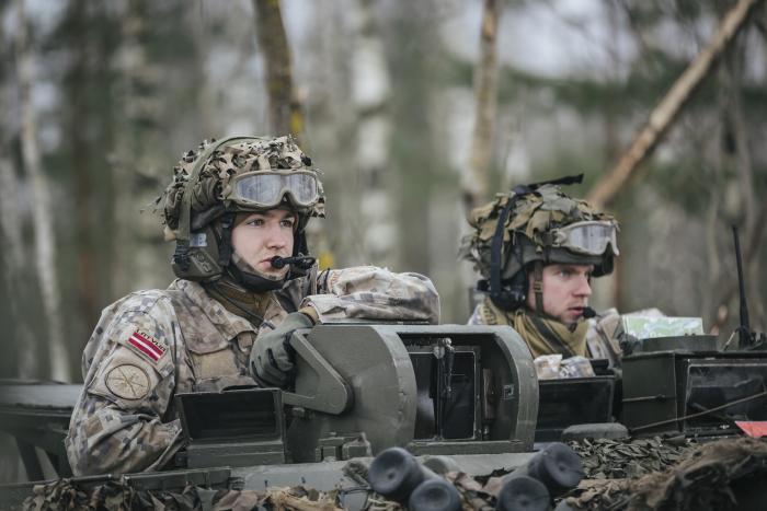 Karavīri ar CVRT platformām militārajās mācībās/ vsrž. Gatis Indrēvics/Aizsardzības ministrija