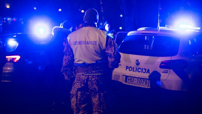 Zemessargi veic patrulēšanu kopā ar Valsts policijas pārstāvjiem Rīgā, kontrolējot mājsēdes ievērošanu 2020. gada nogalē