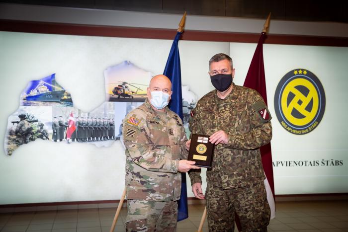 NATO Sauszemes spēku pavēlniecības komandieris ģenerālleitnnants Rodžers Klutjē tiekas ar Nacionālo bruņoto spēku komandieri ģenerālleitnantu Leonīdu Kalniņu