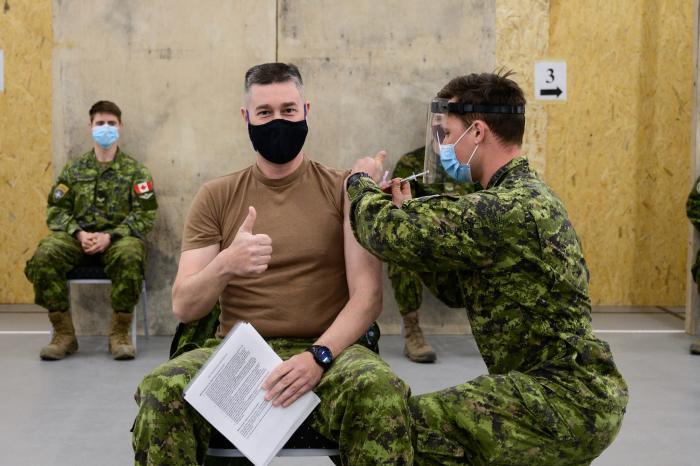Kanādas karavīru Latvijā vakcinācijas process/MCpl Stuart MacNeil
