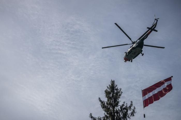 Gaisa spēku helikopteris Mi-17 4.maija parādē Jēkabpilī 2019. gadā/srž. Ēriks Kukutis/Aizsardzības ministrija
