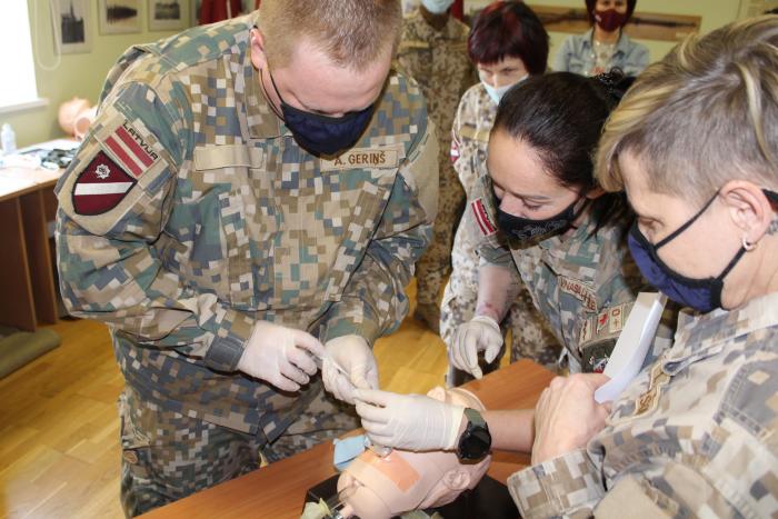 Zemessardzes 3.Latgales brigādes mediķi apgūst palīdzības sniegšanu