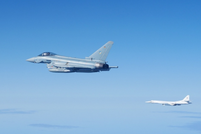 NATO iznīcinātājs "Eurofighter" un Krievijas gaisa spēku stratēģiskais bumbvedējs Tu-160 "Black Jack"/courtesy German Air Force and Italian Air Force