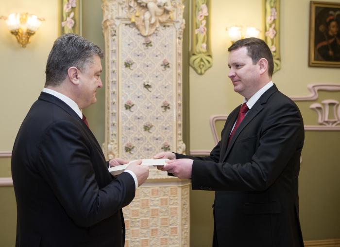 Latvijas vēstnieks Juris Poikāns iesniedz akreditācijas vēstuli bijušajam Ukrainas prezidentam Petro Porošenko