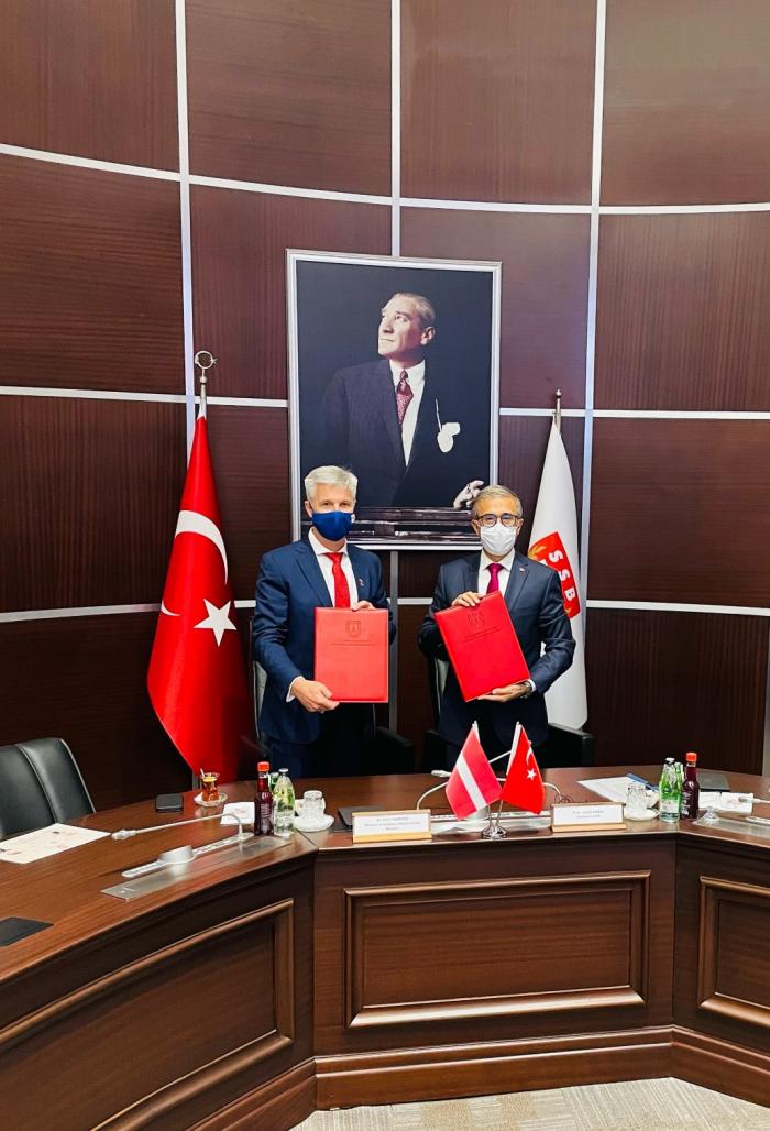 Aizsardzības ministrs Artis Pabriks vizītes laikā Turcijā paraksta sadarbības līgumu ar Turcijas Aizsardzības industrijas prezidentu Ismailu Demiru/  Artis Pabriks/ Twitter