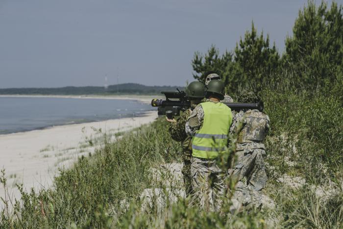 NBS karavīri šauj ar pretgaisa aizsardzības raķeti "Stinger" mācību "Baltic Zenith" laikā/vsrž. Gatis Indrēvics/Aizsardzības ministrija
