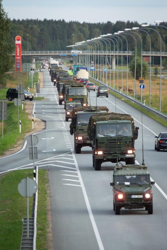 Foto: Militārās tehnikas pārvietošana pa civilajiem autoceļiem NBS mācību ietvaros/Gatis Dieziņš/Aizsardzības ministrija