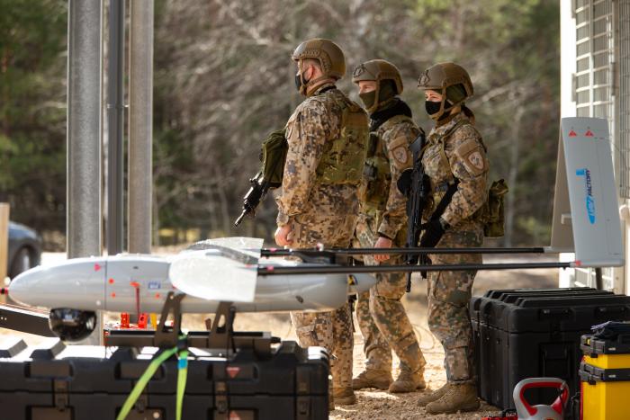 SzS MBDe Kaujas atbalta bataljona karavīri ar "UAV Factory" izgatavoto dronu/Gatis Dieziņš/ Aizsardzības ministrija