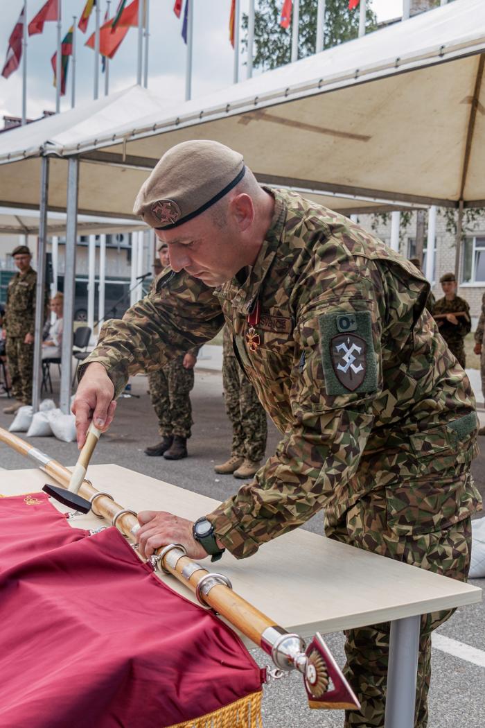 Pulkvežleitnants E.Svenčs iedzen simbolisko sudraba naglu SzS MKBde Kaujas atbalsta bataljona karoga kātā/ Sauszemes spēku Mehanizētā kājnieku brigāde