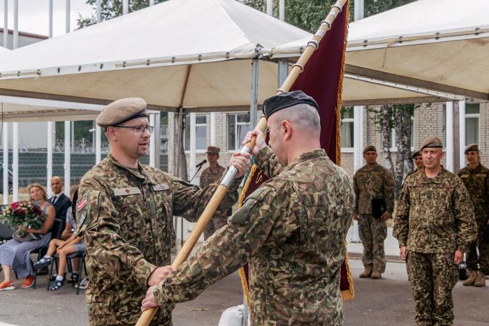 Majors K. Lazdiņš pārņemot Kaujas atbalsta bataljona karogu uzsāk pildīt vienības komandiera pienākumus/ Sauszemes spēku Mehanizētā brigāde