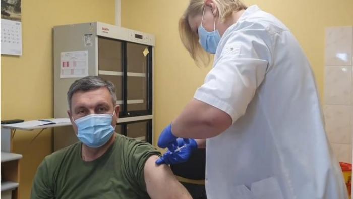 NBS komandieris ģenerālleitnants Leonīds Kalniņš saņem vakcīnu pret Covid-19/Ekrānšāviņš no Facebook video