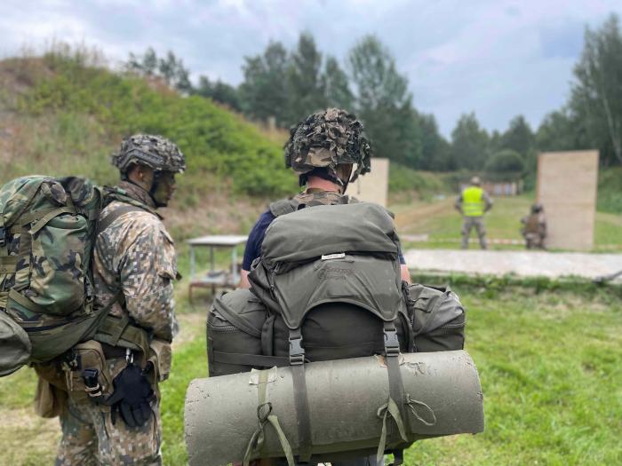 Mūziķis Jānis Stībelis iepazīst zemessardzes dienesta ikdienu