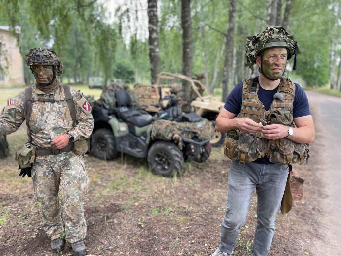 Mūziķis Jānis Stībelis iepazīst zemessardzes dienesta ikdienu