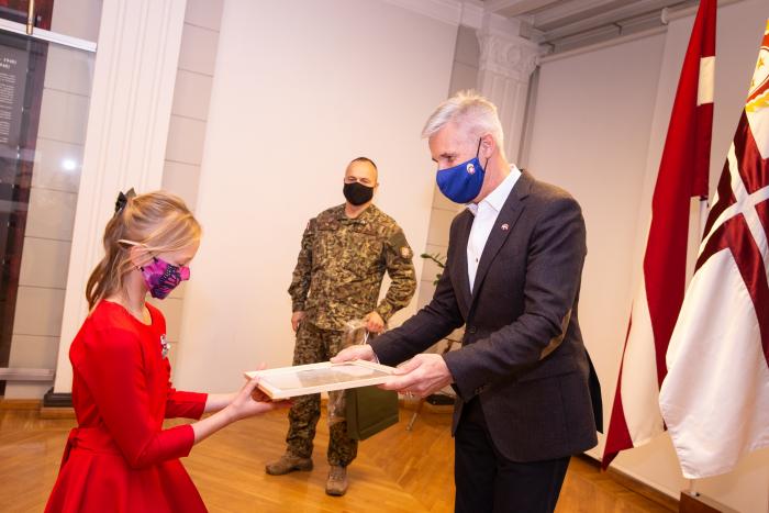 Foto: Konkursa "Mans sveiciens Zemessardzei" uzvarētāja Vita Skuķe saņem balvu no aizsardzības ministra Arta Pabrika un Zemessardzes komandiera brigādes ģenerāļa Egila Leščinska/Gatis Dieziņš/Aizsardzības ministrija