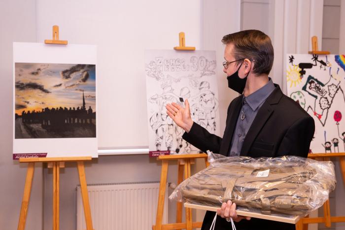 Konkursa "Mans sveiciens Zemessardzei" uzvarētājs Mārtiņš Krankalis pie sava mākslas darba/Gatis Dieziņš/ Aizsardzības ministrija