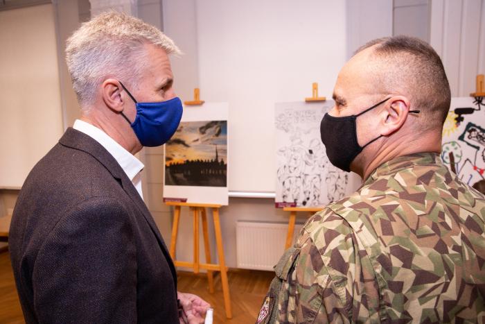 Aizsardzības ministrs Artis Pabriks un Zemessardzes komandieris brigādes ģenerālis Egils Leščinskis