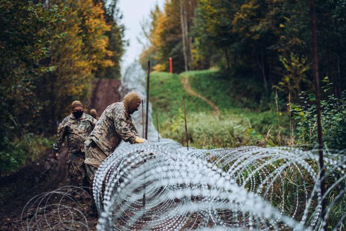 Dzeloņstiepļu žoga būvniecība uz robežas ar Baltkrieviju